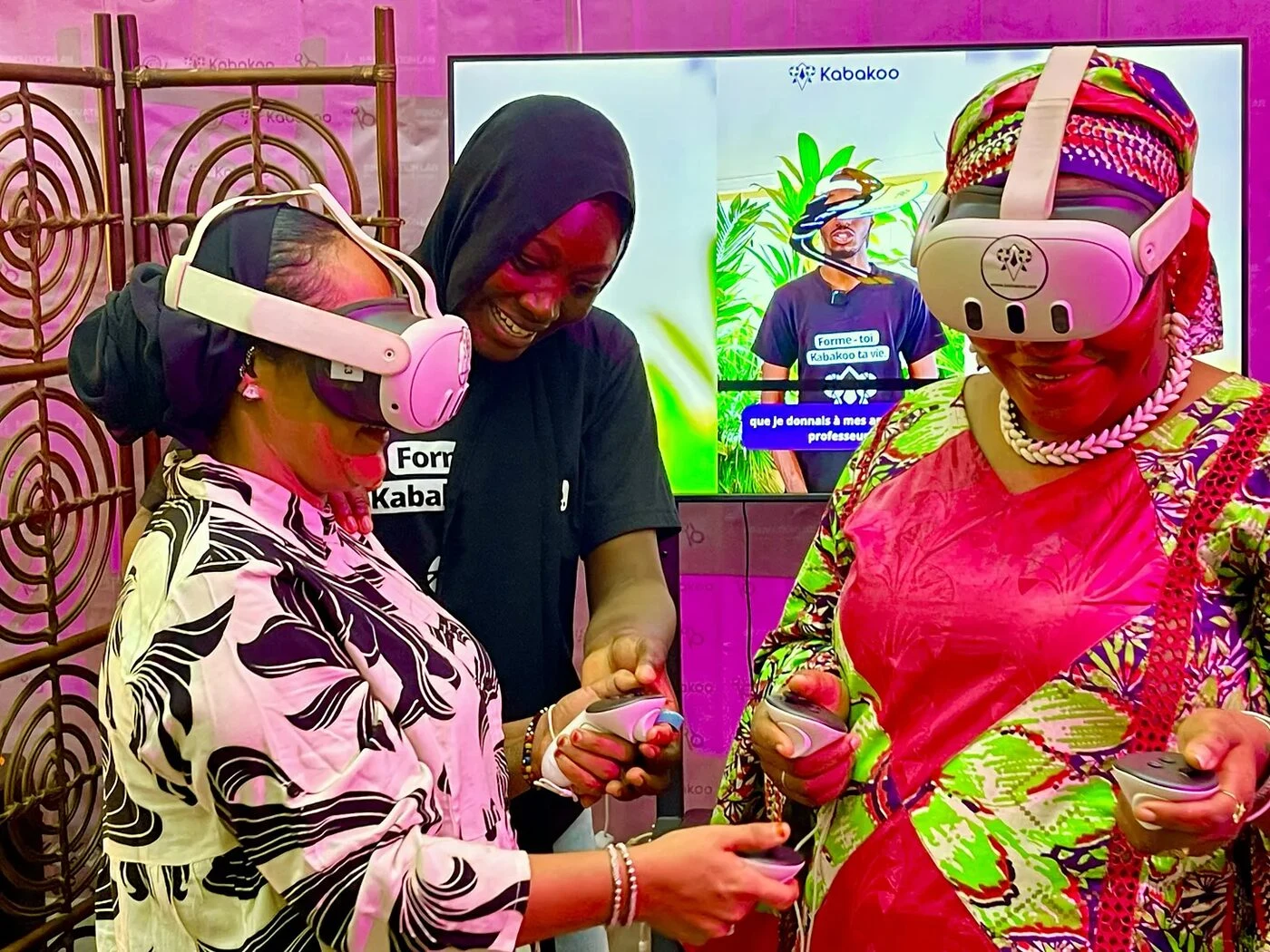 Kabakoo learners demonstrating virtual reality at SENUMA in Bamako. Photograph: Kabakoo Academies.